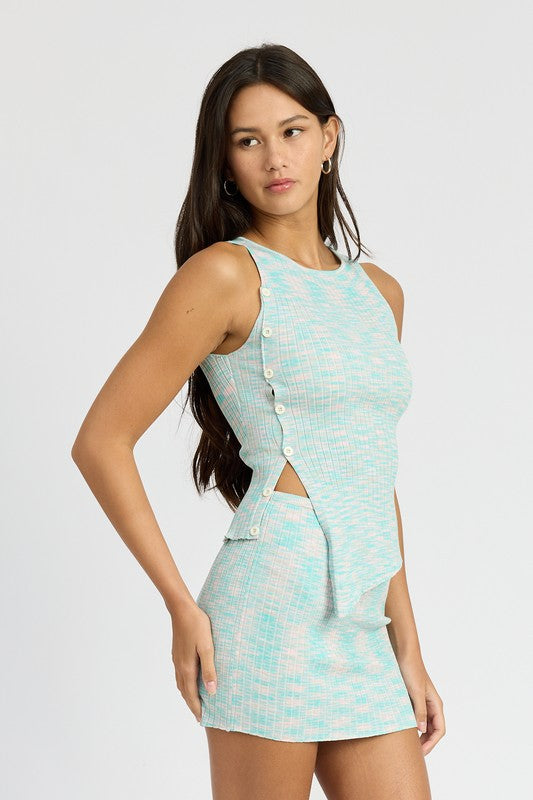 MULTI RIB TOP WITH SIZE BUTTON DETAIL BLUE PINK by Emory Park | Fleurcouture