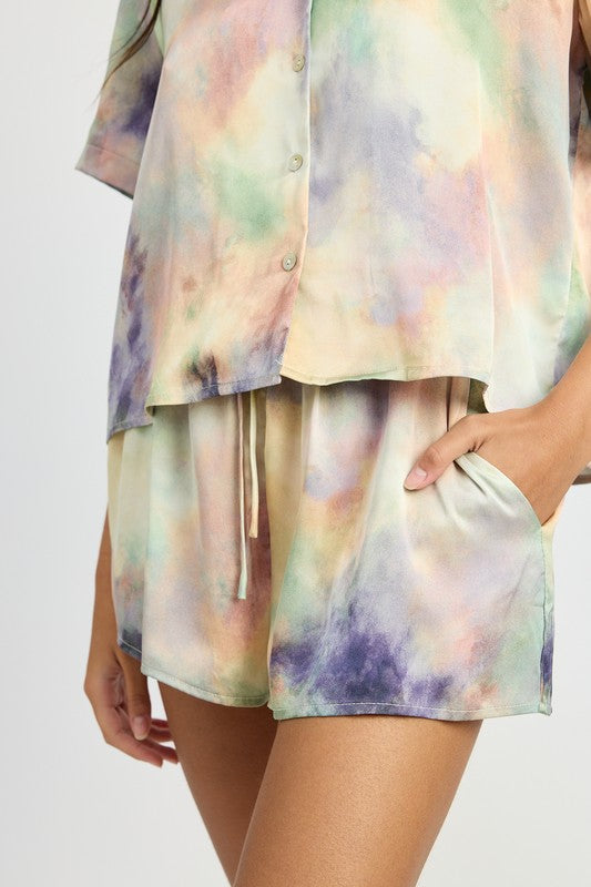 ELASTIC WAISTBAND SATIN SHORTS MULTI PEACH by Emory Park | Fleurcouture